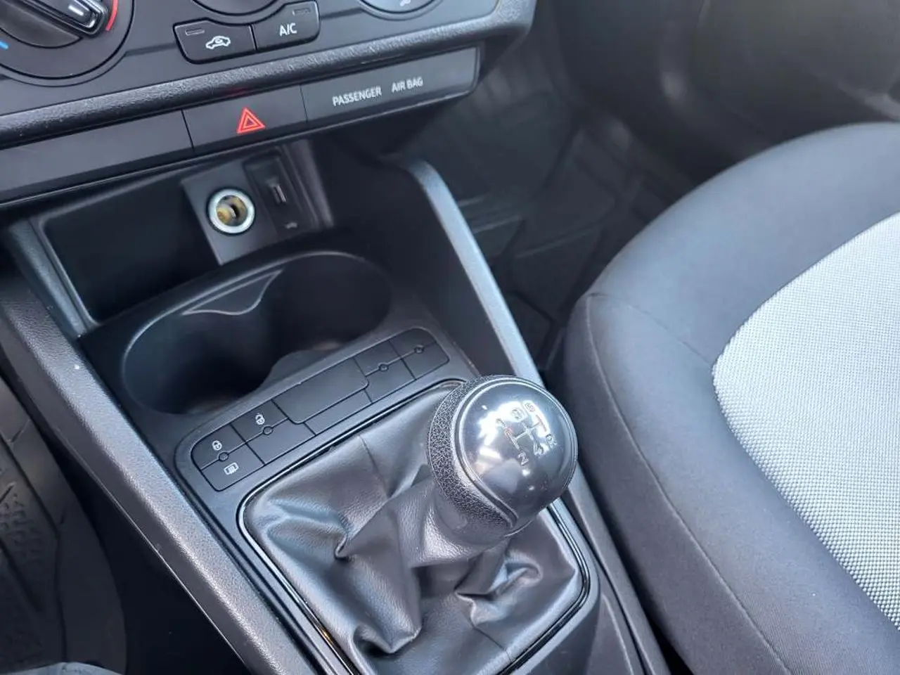 https://cdn.autoq.gr/websites/stock-center.gr/images/vehicles/seat-ibiza-5-hronia-eggyisi-ibiza-10-style-75hp-benz-aspro-2017/20241113_135523.jpg