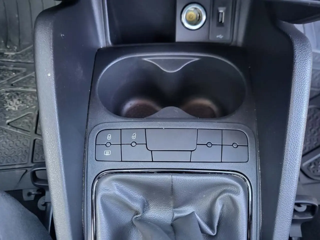 https://cdn.autoq.gr/websites/stock-center.gr/images/vehicles/seat-ibiza-5-hronia-eggyisi-ibiza-10-style-75hp-benz-aspro-2017/20241113_135621.jpg