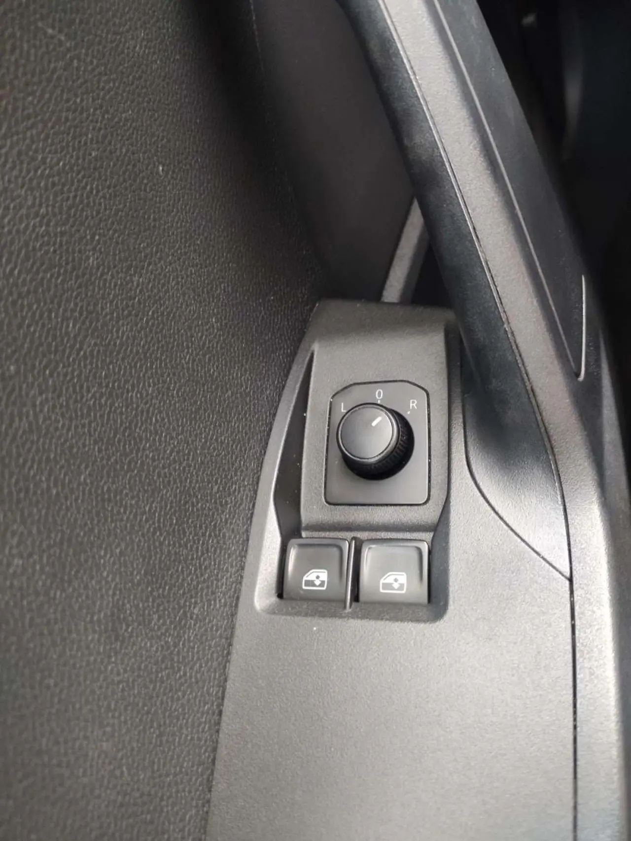 https://cdn.autoq.gr/websites/stock-center.gr/images/vehicles/seat-ibiza-5-hronia-eggyisi-refer-tsi-dsg-aspro-2020/img_5546.jpeg