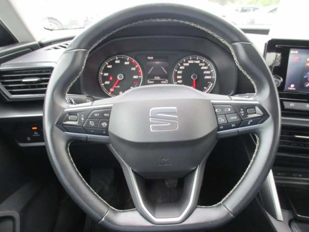 https://cdn.autoq.gr/websites/stock-center.gr/images/vehicles/seat-leon-5-hronia-eggyisi-business-10-tsi-110hp-gkri-2020/img_6071.jpg