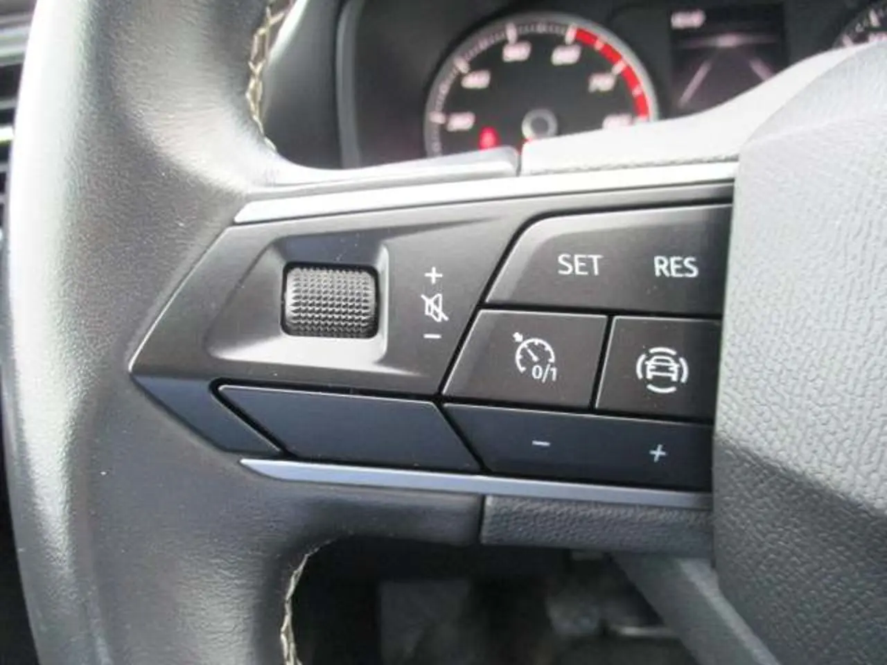https://cdn.autoq.gr/websites/stock-center.gr/images/vehicles/seat-leon-5-hronia-eggyisi-business-10-tsi-110hp-gkri-2020/img_6073.jpg