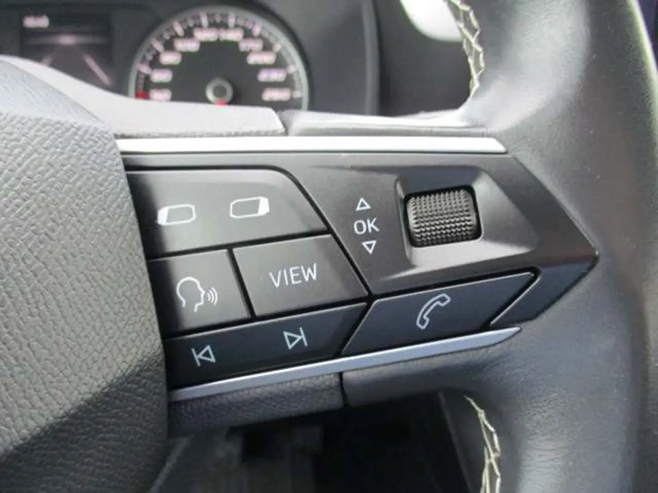 https://cdn.autoq.gr/websites/stock-center.gr/images/vehicles/seat-leon-5-hronia-eggyisi-business-10-tsi-110hp-gkri-2020/img_6074.jpg
