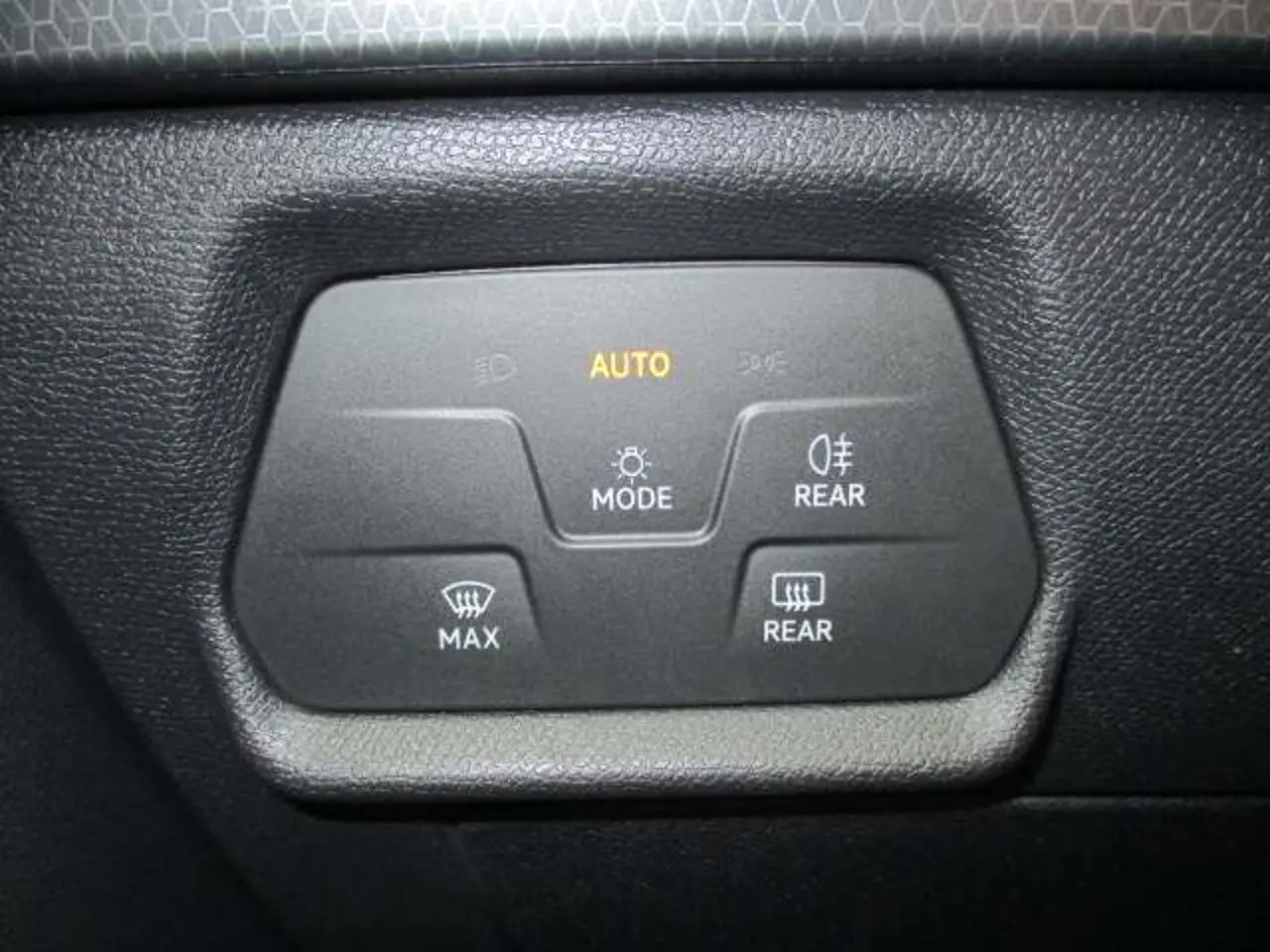 https://cdn.autoq.gr/websites/stock-center.gr/images/vehicles/seat-leon-5-hronia-eggyisi-business-10-tsi-110hp-gkri-2020/img_6075.jpg