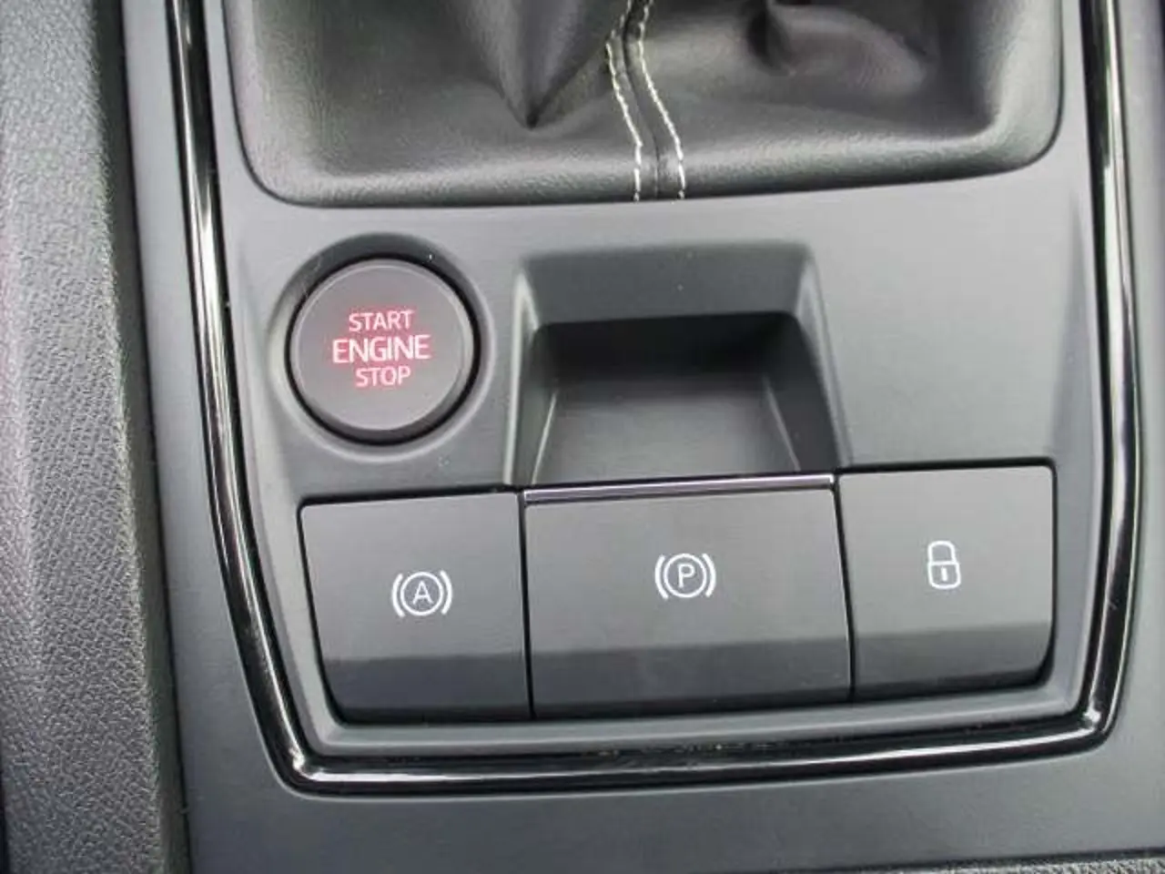 https://cdn.autoq.gr/websites/stock-center.gr/images/vehicles/seat-leon-5-hronia-eggyisi-business-10-tsi-110hp-gkri-2020/img_6083.jpg