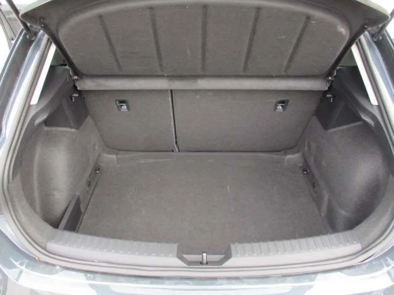 https://cdn.autoq.gr/websites/stock-center.gr/images/vehicles/seat-leon-5-hronia-eggyisi-business-10-tsi-110hp-gkri-2020/img_6085.jpg