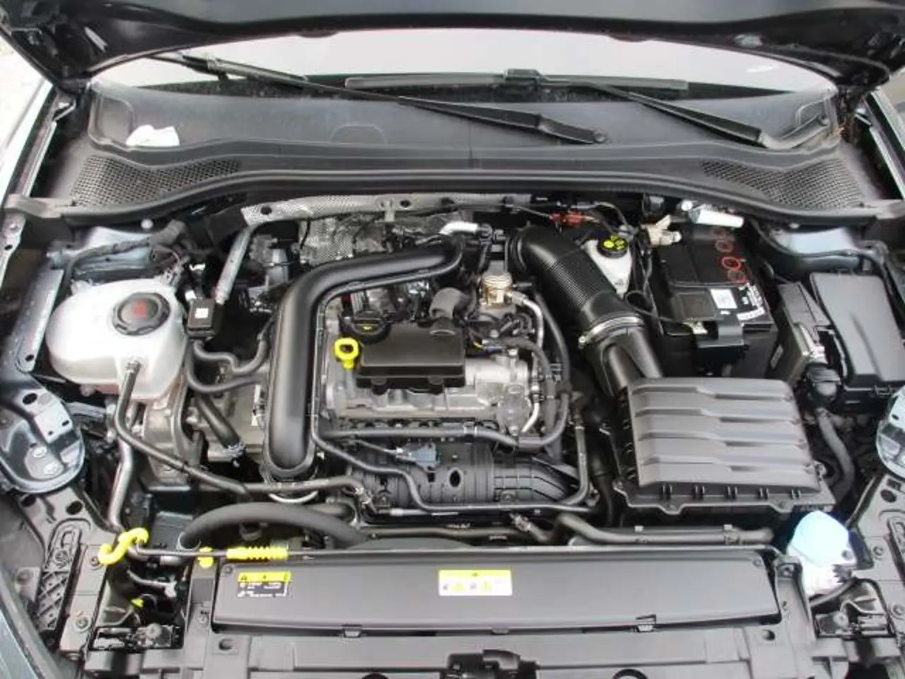https://cdn.autoq.gr/websites/stock-center.gr/images/vehicles/seat-leon-5-hronia-eggyisi-business-10-tsi-110hp-gkri-2020/img_6086.jpg