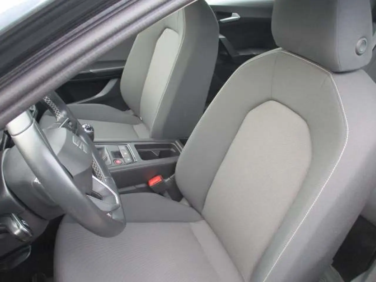 https://cdn.autoq.gr/websites/stock-center.gr/images/vehicles/seat-leon-5-hronia-eggyisi-business-10-tsi-110hp-gkri-2020/img_6087.jpg