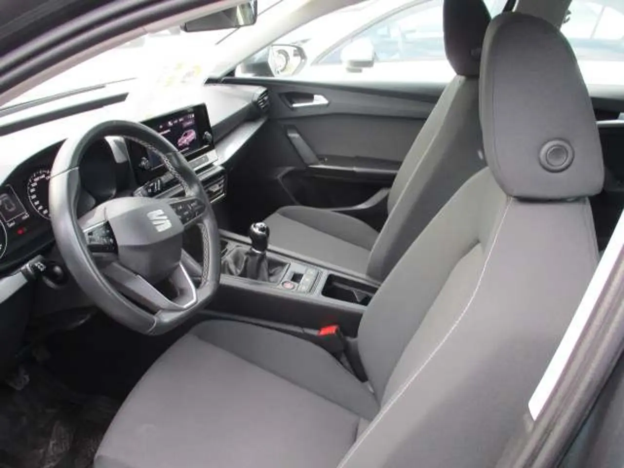 https://cdn.autoq.gr/websites/stock-center.gr/images/vehicles/seat-leon-5-hronia-eggyisi-business-10-tsi-110hp-gkri-2020/img_6088.jpg