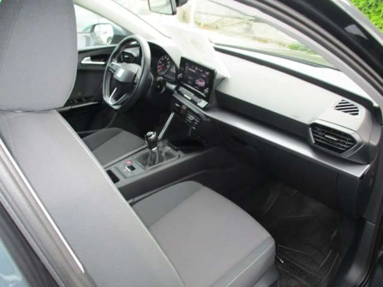 https://cdn.autoq.gr/websites/stock-center.gr/images/vehicles/seat-leon-5-hronia-eggyisi-business-10-tsi-110hp-gkri-2020/img_6092.jpg