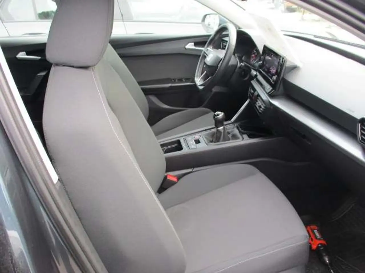 https://cdn.autoq.gr/websites/stock-center.gr/images/vehicles/seat-leon-5-hronia-eggyisi-business-10-tsi-110hp-gkri-2020/img_6093.jpg