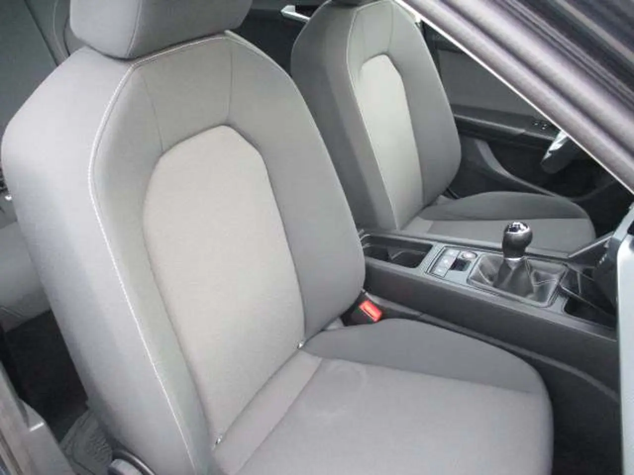 https://cdn.autoq.gr/websites/stock-center.gr/images/vehicles/seat-leon-5-hronia-eggyisi-business-10-tsi-110hp-gkri-2020/img_6094.jpg