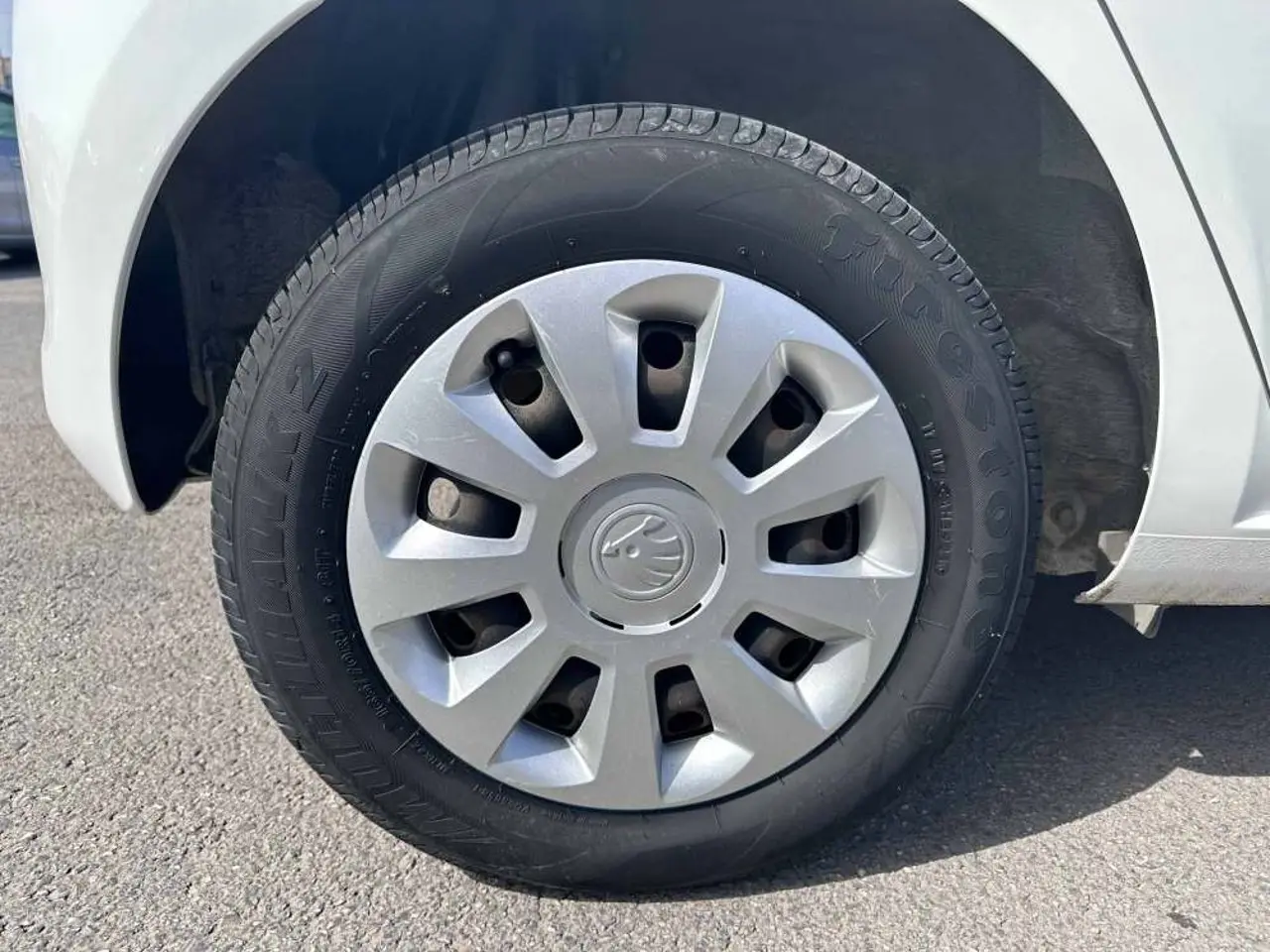 https://cdn.autoq.gr/websites/stock-center.gr/images/vehicles/skoda-citigo-5-xronia-eggyisi-active-aspro-2018/img_7138.jpg