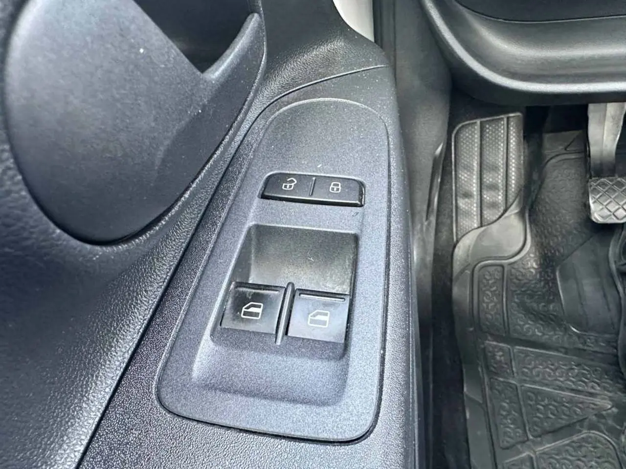 https://cdn.autoq.gr/websites/stock-center.gr/images/vehicles/skoda-citigo-5-xronia-eggyisi-active-aspro-2018/img_7147.jpg