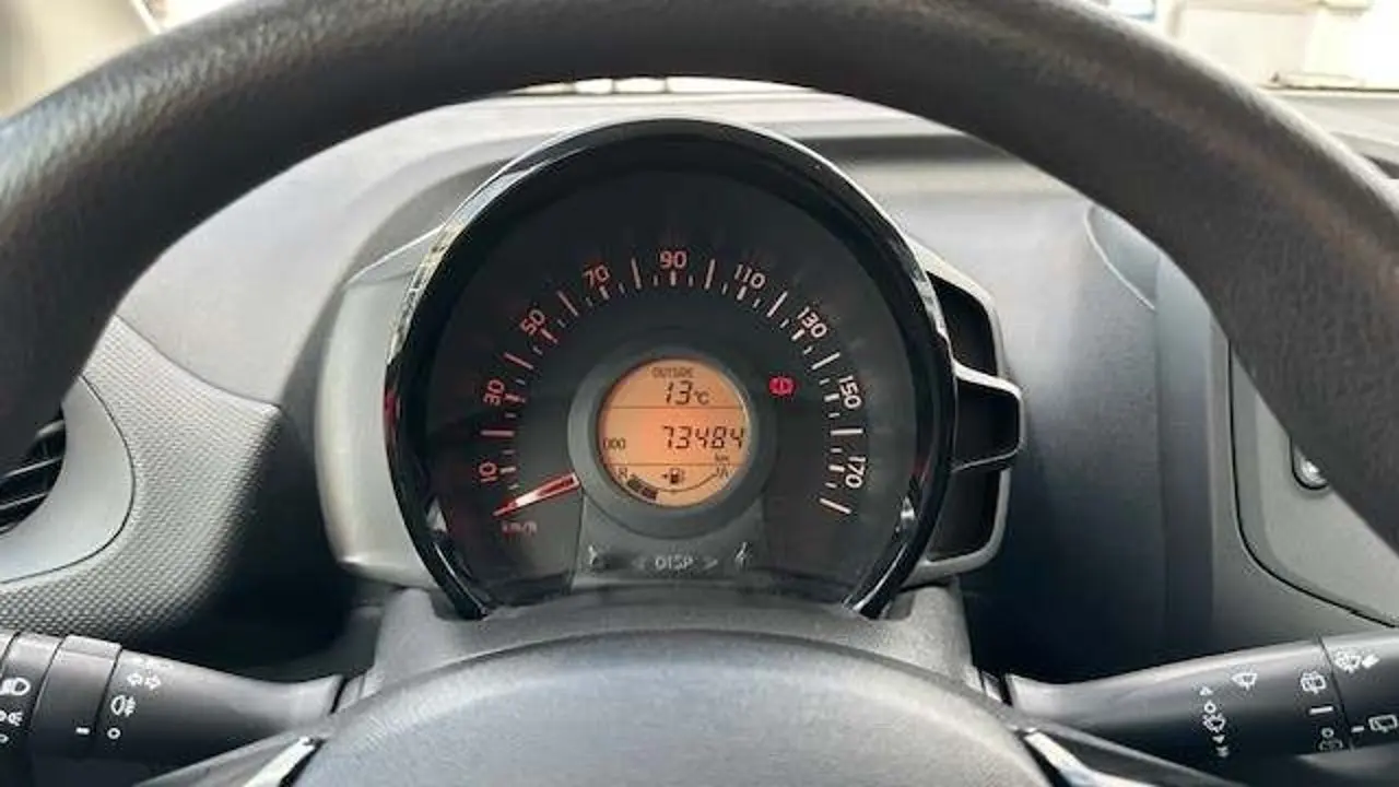 https://cdn.autoq.gr/websites/stock-center.gr/images/vehicles/toyota-aygo-5-hronia-eggyisi-aygo-10-x-voice-72hp-benz-kokkino-2021/10.jpg
