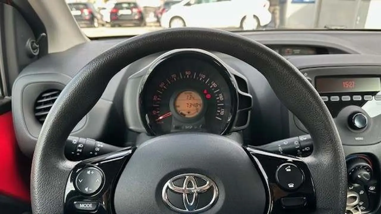 https://cdn.autoq.gr/websites/stock-center.gr/images/vehicles/toyota-aygo-5-hronia-eggyisi-aygo-10-x-voice-72hp-benz-kokkino-2021/11.jpg