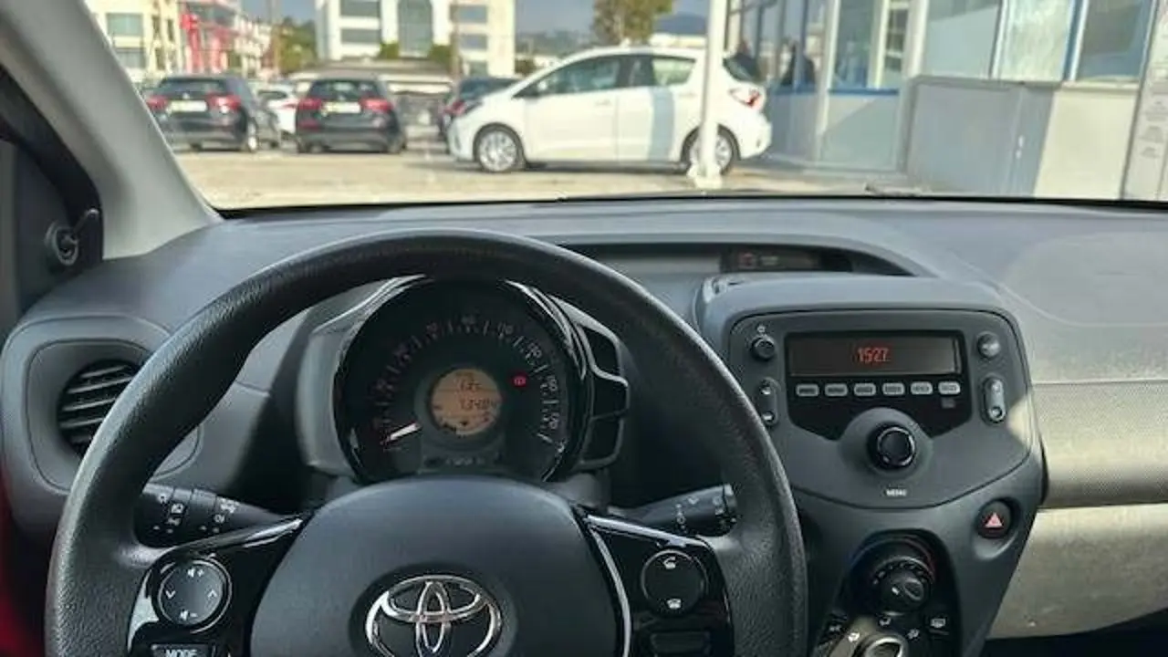 https://cdn.autoq.gr/websites/stock-center.gr/images/vehicles/toyota-aygo-5-hronia-eggyisi-aygo-10-x-voice-72hp-benz-kokkino-2021/12.jpg