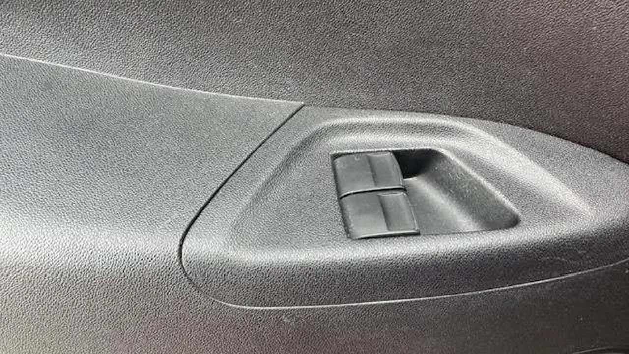 https://cdn.autoq.gr/websites/stock-center.gr/images/vehicles/toyota-aygo-5-hronia-eggyisi-aygo-10-x-voice-72hp-benz-kokkino-2021/18.jpg