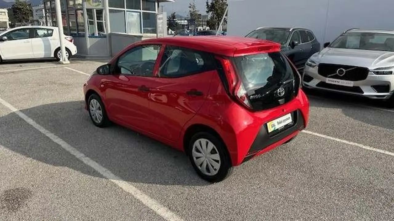 https://cdn.autoq.gr/websites/stock-center.gr/images/vehicles/toyota-aygo-5-hronia-eggyisi-aygo-10-x-voice-72hp-benz-kokkino-2021/4.jpg