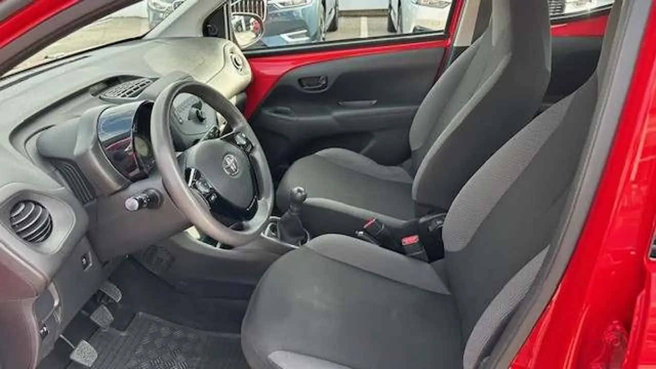 https://cdn.autoq.gr/websites/stock-center.gr/images/vehicles/toyota-aygo-5-hronia-eggyisi-aygo-10-x-voice-72hp-benz-kokkino-2021/8.jpg