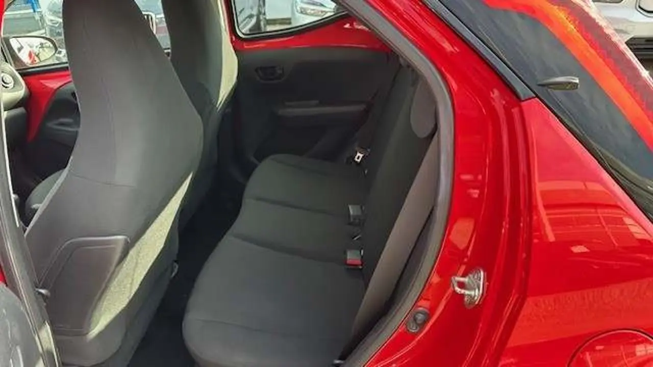 https://cdn.autoq.gr/websites/stock-center.gr/images/vehicles/toyota-aygo-5-hronia-eggyisi-aygo-10-x-voice-72hp-benz-kokkino-2021/9.jpg