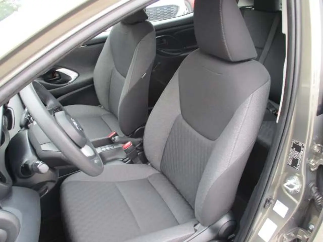 https://cdn.autoq.gr/websites/stock-center.gr/images/vehicles/toyota-yaris-5-hronia-eggyisi-15-active-steel-125hp-prasino-2021/img_6103.jpg