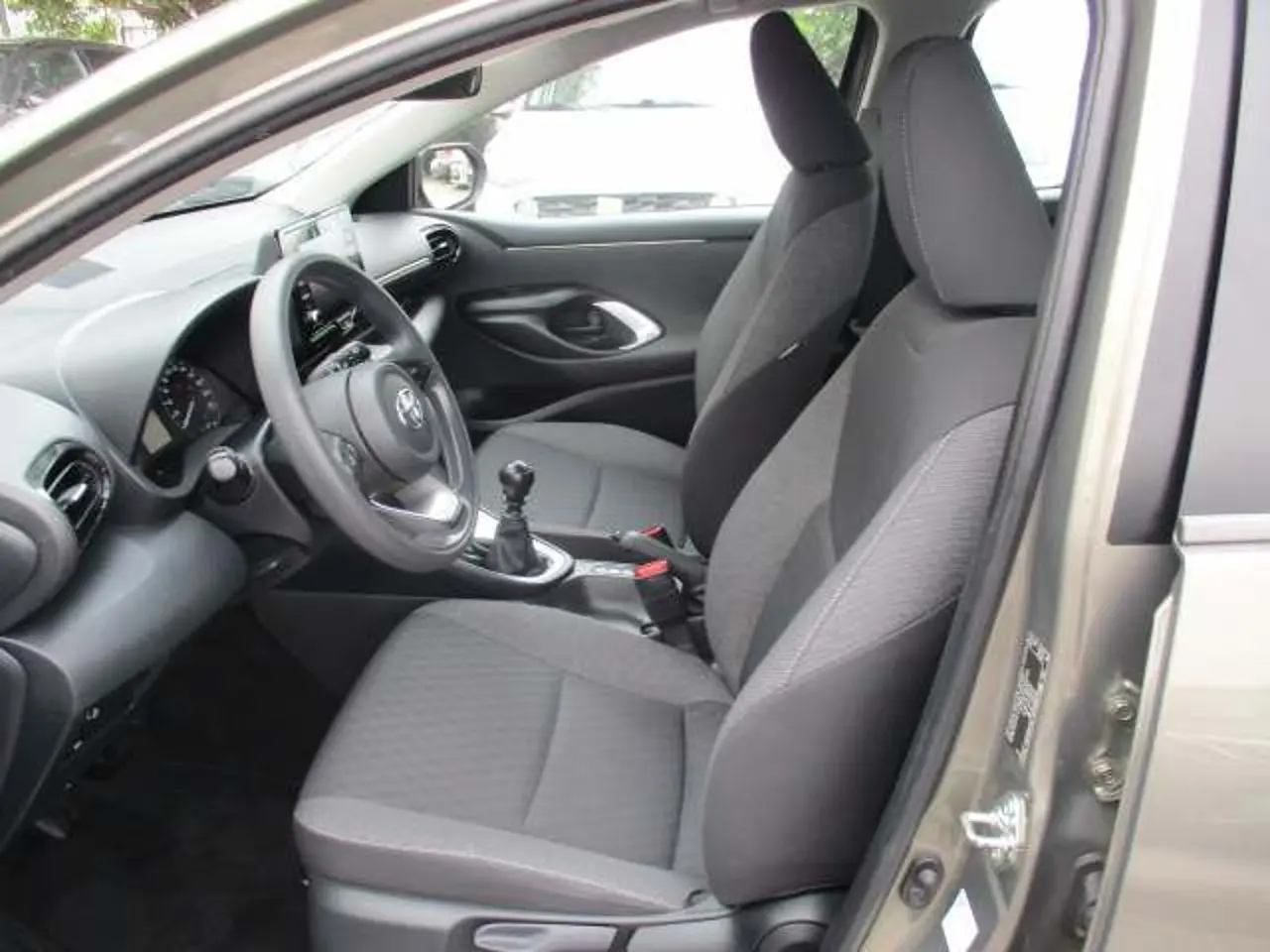 https://cdn.autoq.gr/websites/stock-center.gr/images/vehicles/toyota-yaris-5-hronia-eggyisi-15-active-steel-125hp-prasino-2021/img_6104.jpg