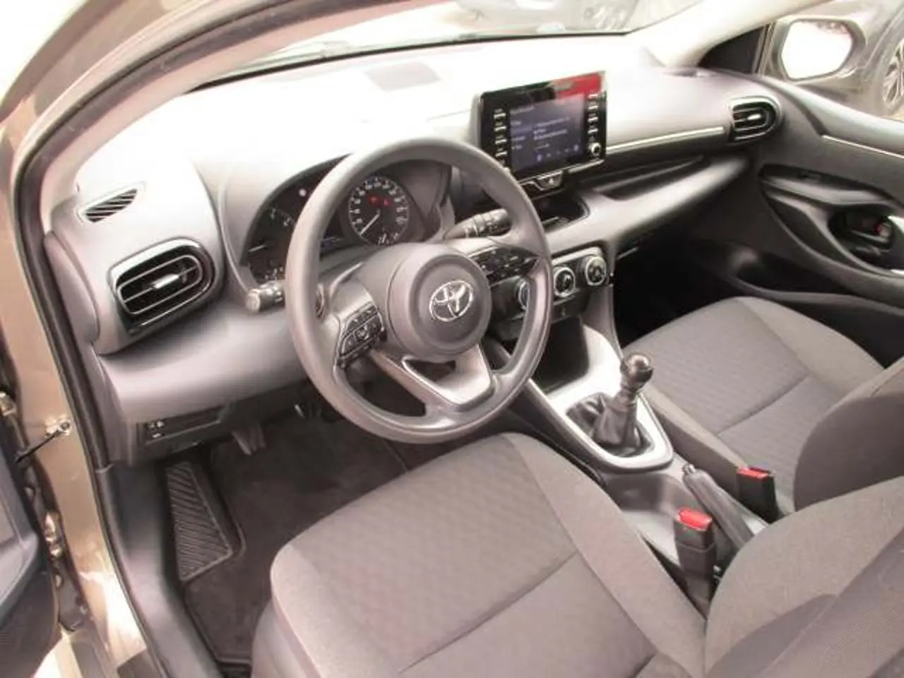 https://cdn.autoq.gr/websites/stock-center.gr/images/vehicles/toyota-yaris-5-hronia-eggyisi-15-active-steel-125hp-prasino-2021/img_6105.jpg