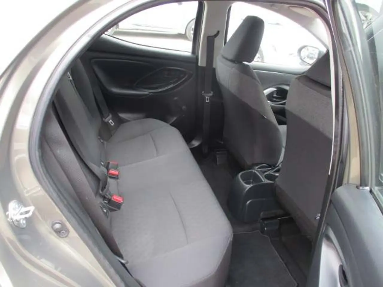 https://cdn.autoq.gr/websites/stock-center.gr/images/vehicles/toyota-yaris-5-hronia-eggyisi-15-active-steel-125hp-prasino-2021/img_6107.jpg