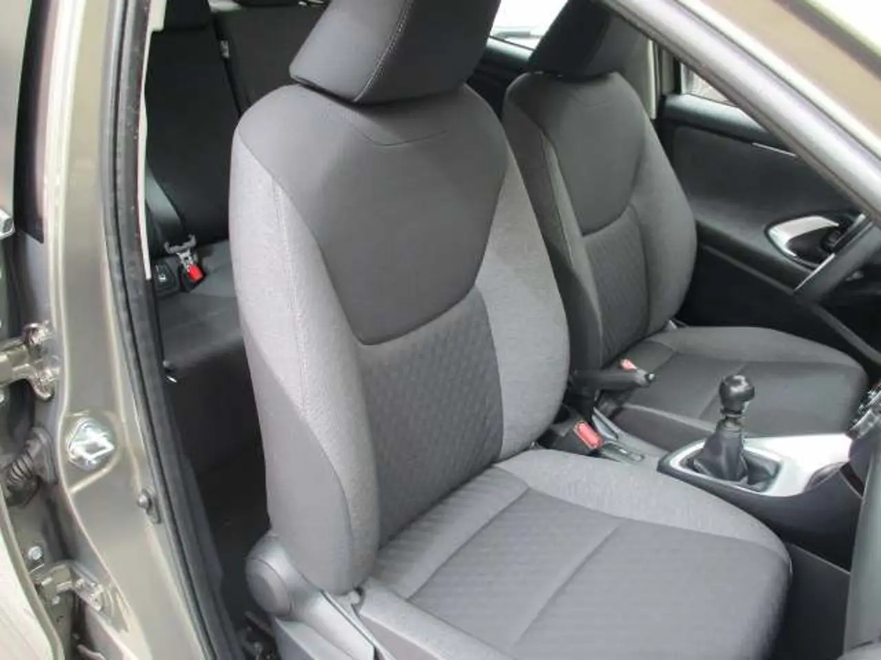 https://cdn.autoq.gr/websites/stock-center.gr/images/vehicles/toyota-yaris-5-hronia-eggyisi-15-active-steel-125hp-prasino-2021/img_6110.jpg