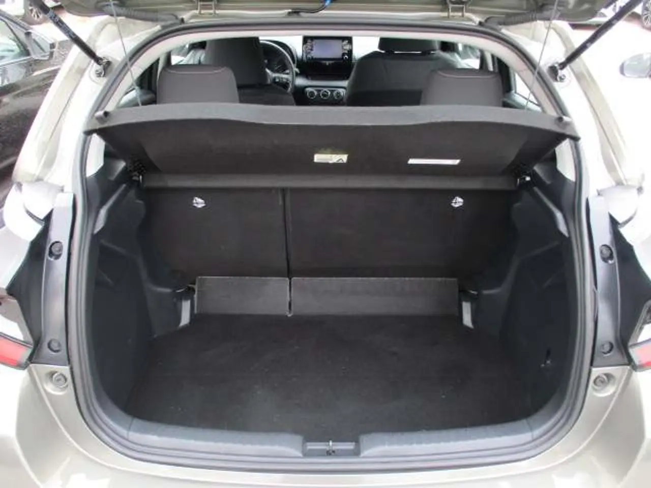 https://cdn.autoq.gr/websites/stock-center.gr/images/vehicles/toyota-yaris-5-hronia-eggyisi-15-active-steel-125hp-prasino-2021/img_6130.jpg