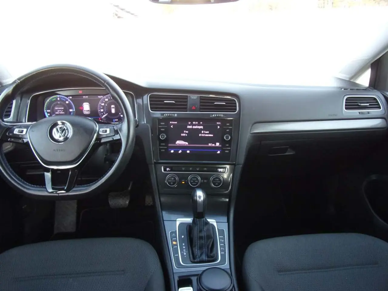 https://cdn.autoq.gr/websites/stock-center.gr/images/vehicles/volkswagen-golf-4pli-eggyisi-e-golf-e-xperience-auto-aspro-2020/vw-golf-e-ytp-7255-10.jpg