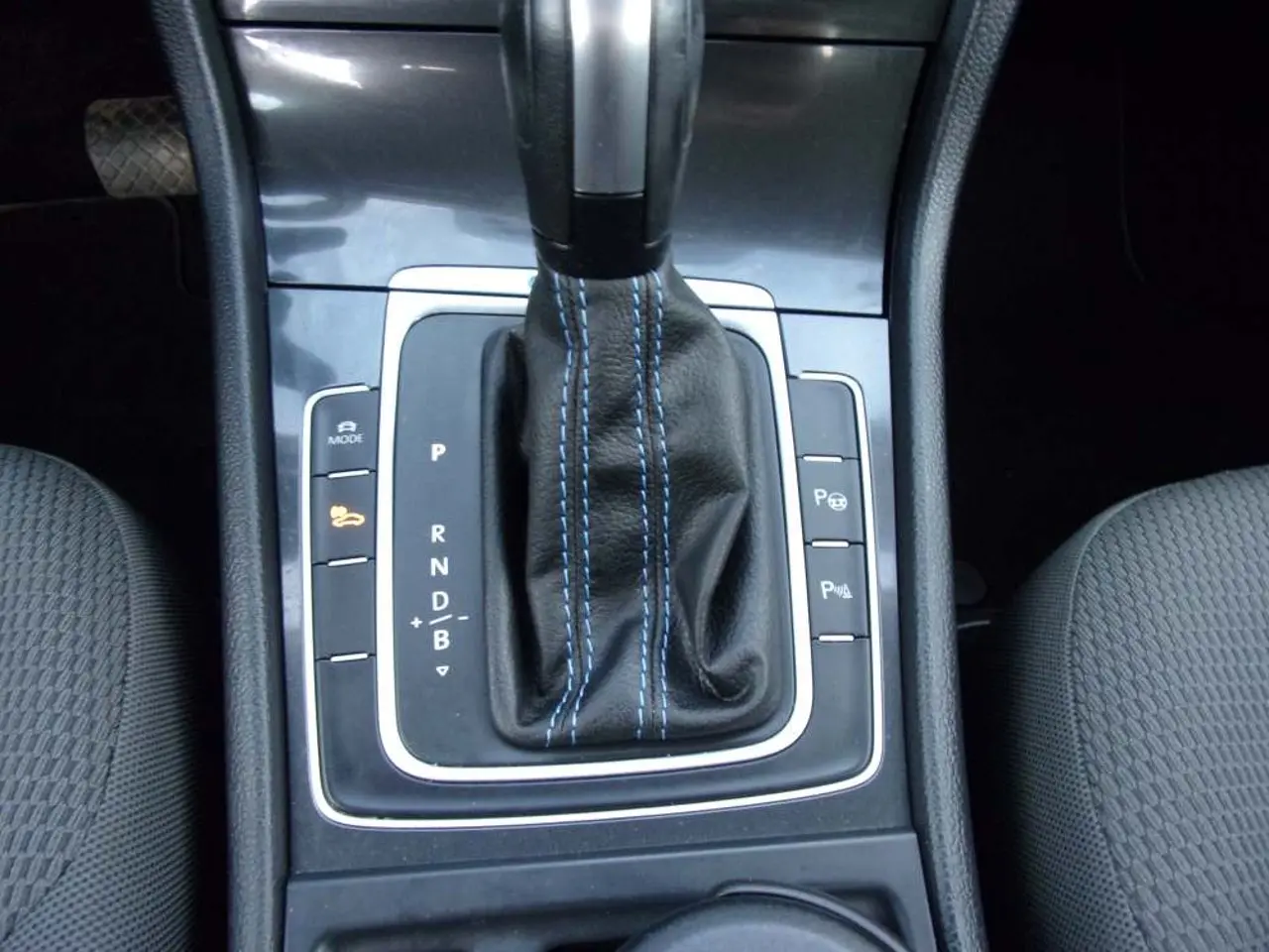 https://cdn.autoq.gr/websites/stock-center.gr/images/vehicles/volkswagen-golf-4pli-eggyisi-e-golf-e-xperience-auto-aspro-2020/vw-golf-e-ytp-7255-11.jpg