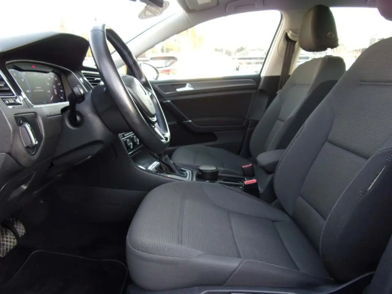 https://cdn.autoq.gr/websites/stock-center.gr/images/vehicles/volkswagen-golf-4pli-eggyisi-e-golf-e-xperience-auto-aspro-2020/vw-golf-e-ytp-7255-12.jpg