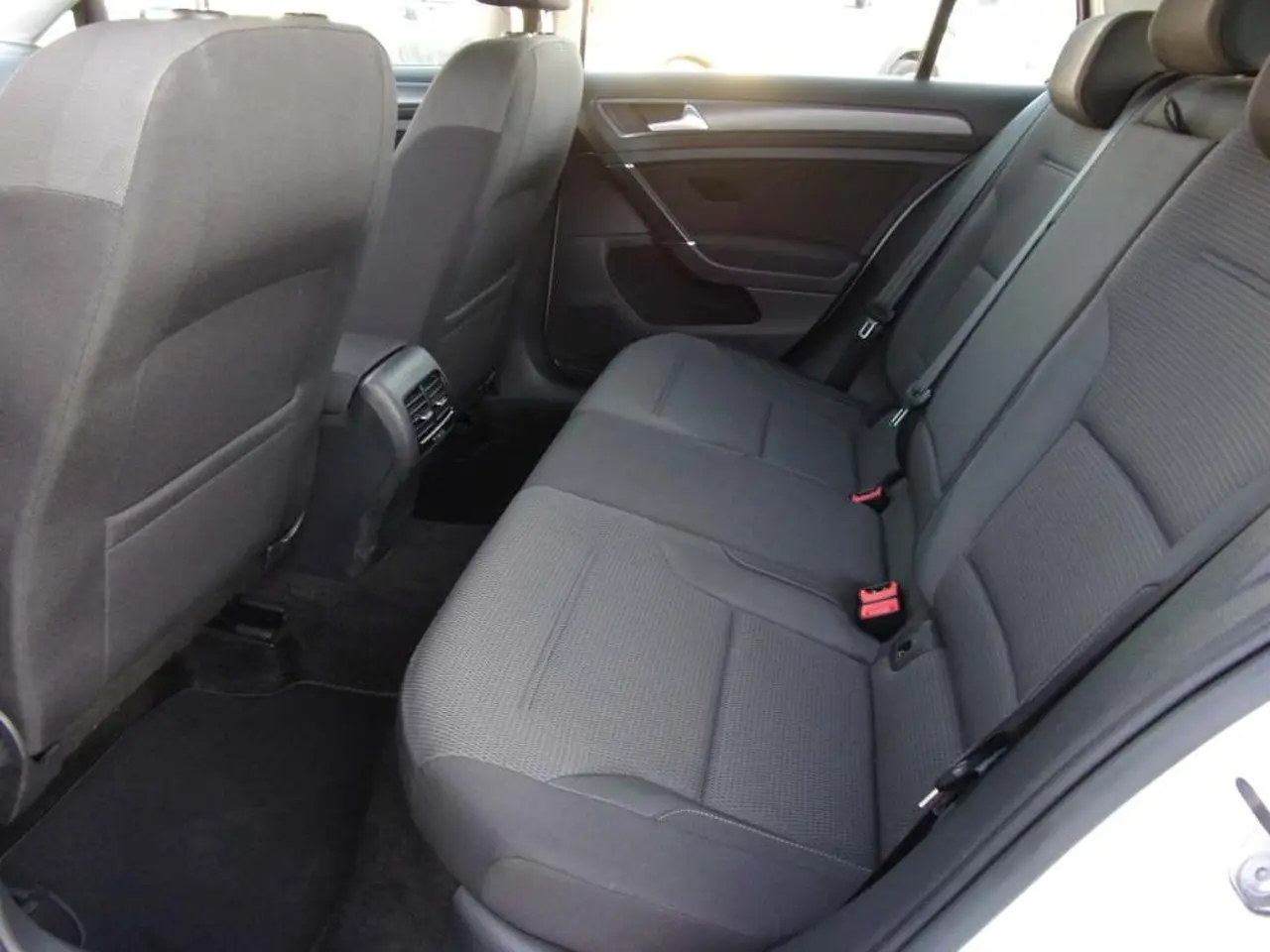 https://cdn.autoq.gr/websites/stock-center.gr/images/vehicles/volkswagen-golf-4pli-eggyisi-e-golf-e-xperience-auto-aspro-2020/vw-golf-e-ytp-7255-13.jpg