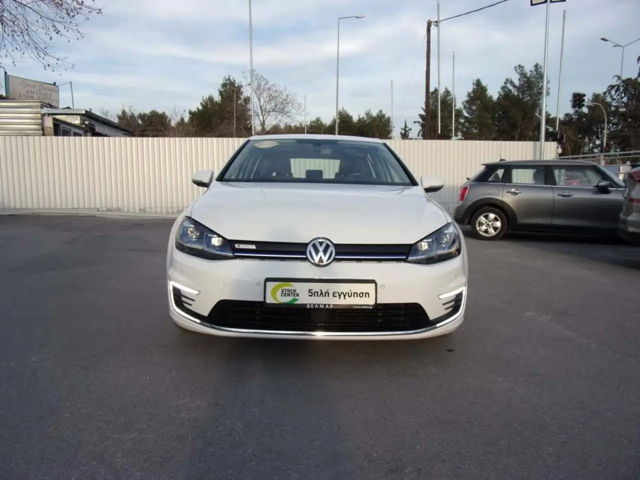 Volkswagen Golf - View 2