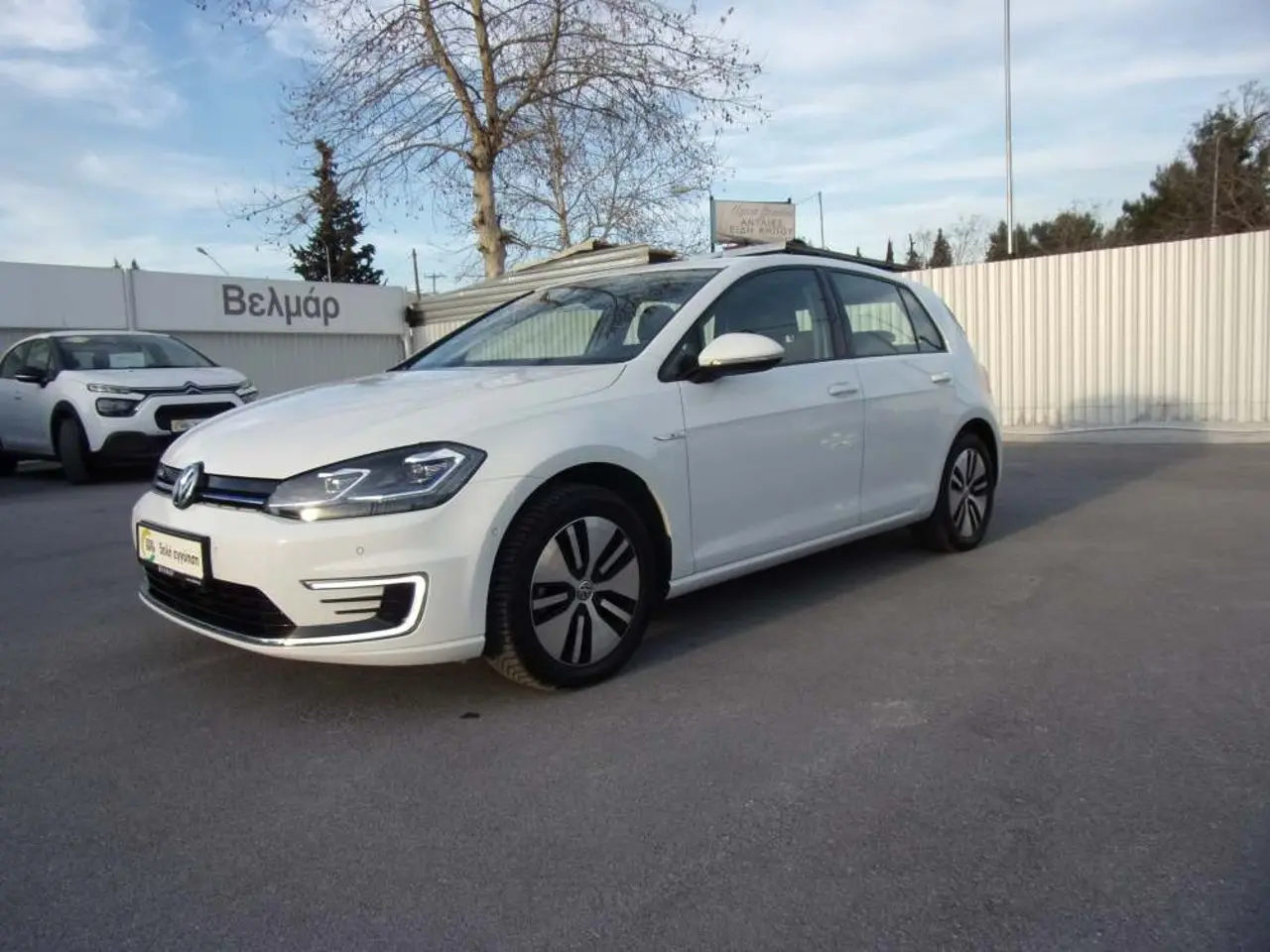 Volkswagen Golf - View 3