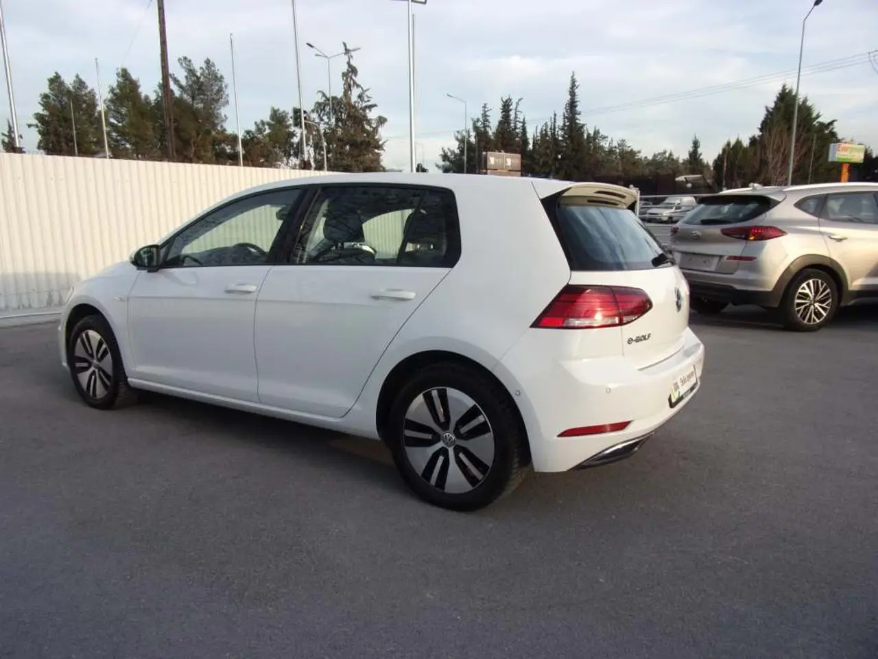 https://cdn.autoq.gr/websites/stock-center.gr/images/vehicles/volkswagen-golf-4pli-eggyisi-e-golf-e-xperience-auto-aspro-2020/vw-golf-e-ytp-7255-4.jpg