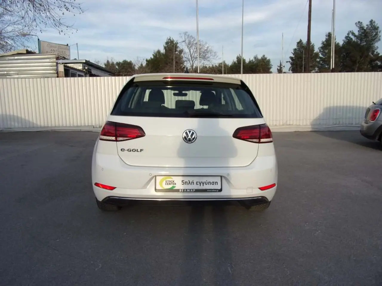 https://cdn.autoq.gr/websites/stock-center.gr/images/vehicles/volkswagen-golf-4pli-eggyisi-e-golf-e-xperience-auto-aspro-2020/vw-golf-e-ytp-7255-5.jpg