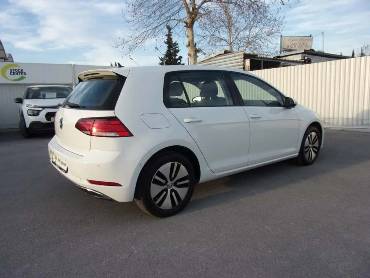 https://cdn.autoq.gr/websites/stock-center.gr/images/vehicles/volkswagen-golf-4pli-eggyisi-e-golf-e-xperience-auto-aspro-2020/vw-golf-e-ytp-7255-6.jpg