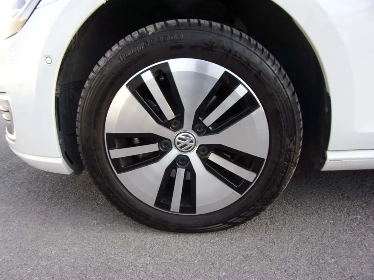 https://cdn.autoq.gr/websites/stock-center.gr/images/vehicles/volkswagen-golf-4pli-eggyisi-e-golf-e-xperience-auto-aspro-2020/vw-golf-e-ytp-7255-7.jpg