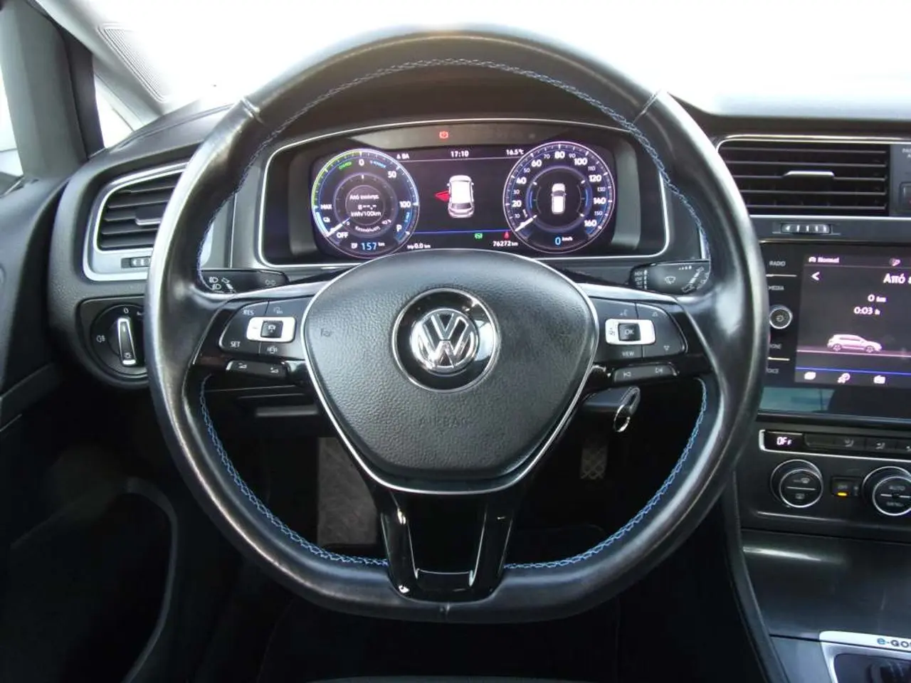 https://cdn.autoq.gr/websites/stock-center.gr/images/vehicles/volkswagen-golf-4pli-eggyisi-e-golf-e-xperience-auto-aspro-2020/vw-golf-e-ytp-7255-9.jpg