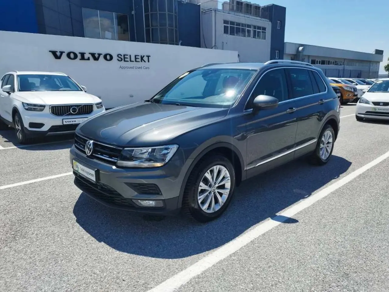 Volkswagen Tiguan - View 3