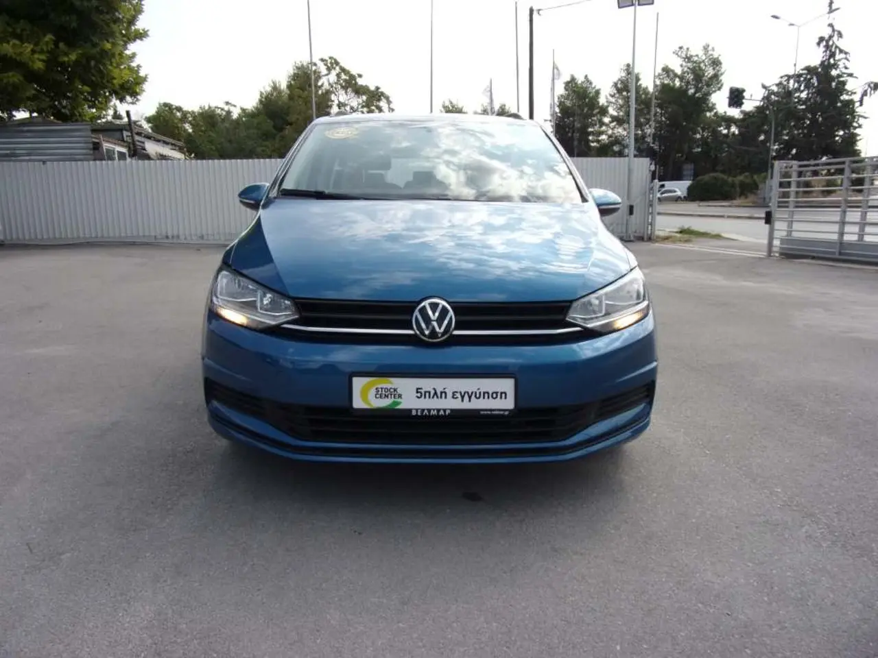 Volkswagen Touran - View 3