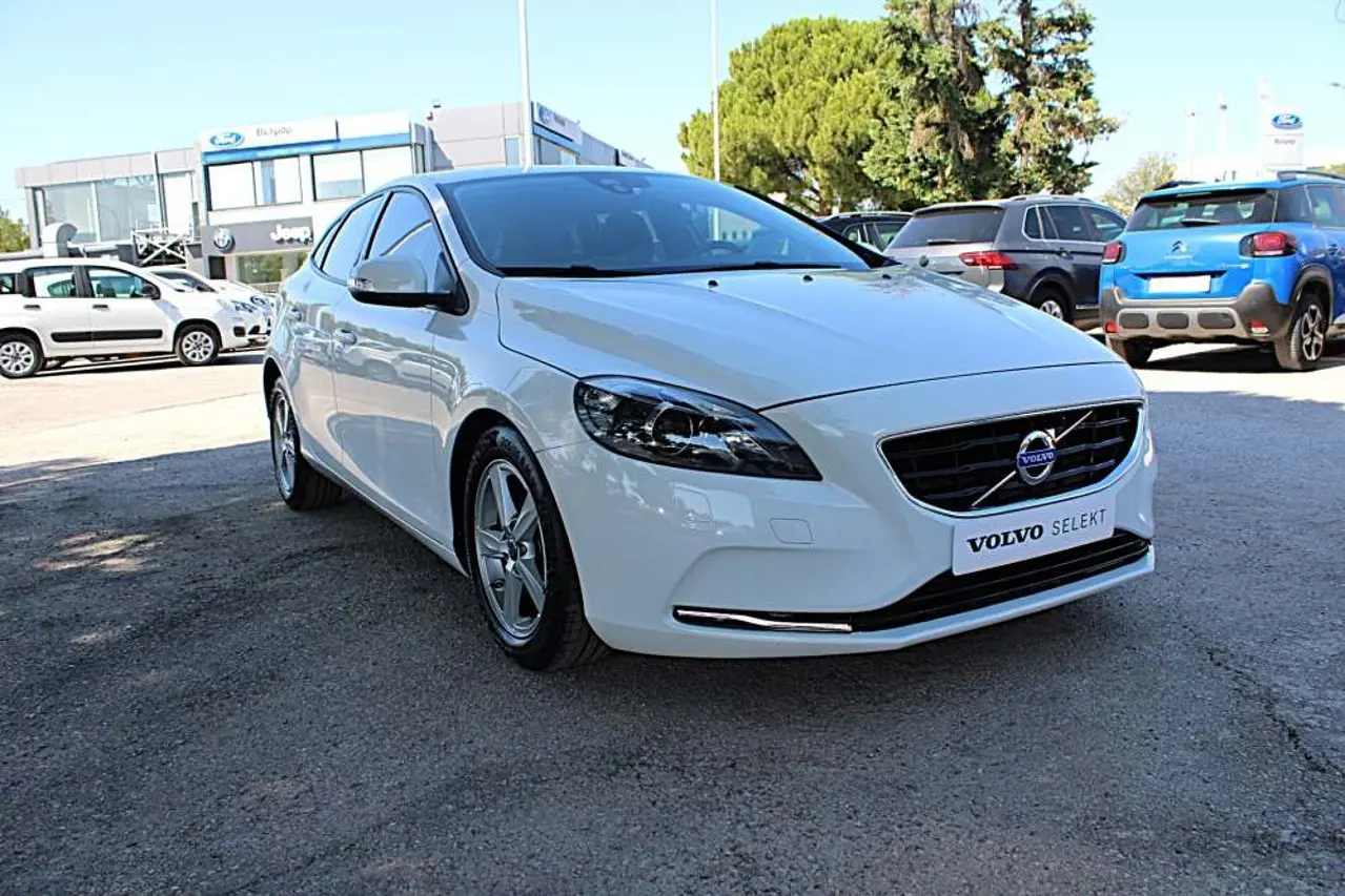 Volvo V40 - View 1