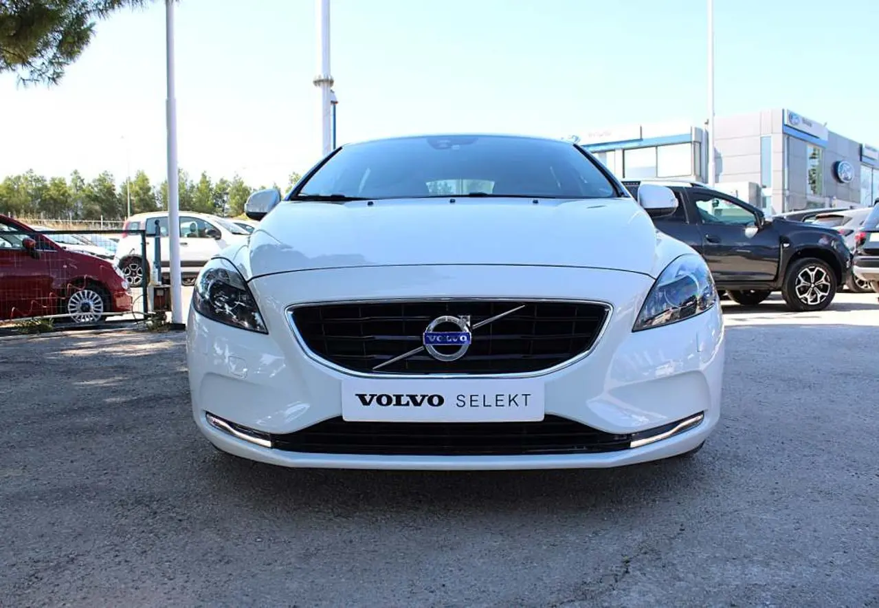 Volvo V40 - View 2