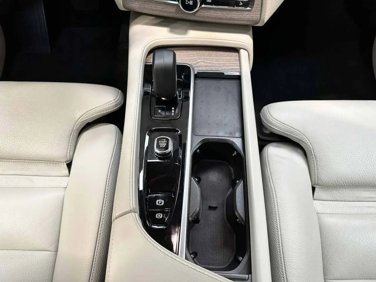 https://cdn.autoq.gr/websites/stock-center.gr/images/vehicles/volvo-xc-90-5-hronia-eggyisi-t8-recharge-gkri-2023/img_4652-2.jpg