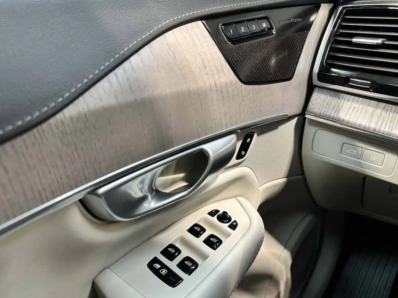 https://cdn.autoq.gr/websites/stock-center.gr/images/vehicles/volvo-xc-90-5-hronia-eggyisi-t8-recharge-gkri-2023/img_4658-2.jpg