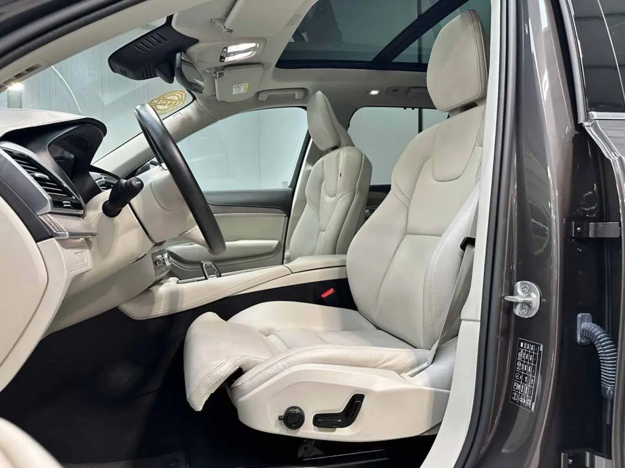 https://cdn.autoq.gr/websites/stock-center.gr/images/vehicles/volvo-xc-90-5-hronia-eggyisi-t8-recharge-gkri-2023/img_4659-2.jpg
