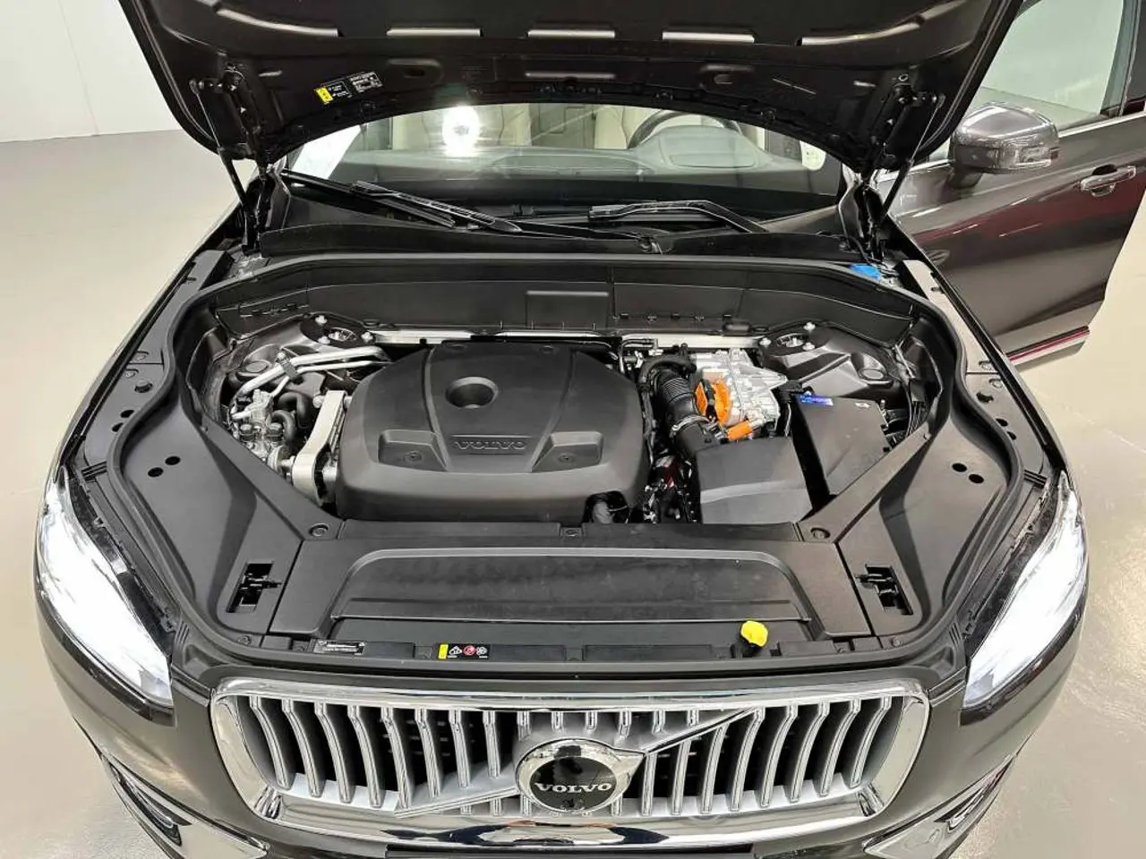 https://cdn.autoq.gr/websites/stock-center.gr/images/vehicles/volvo-xc-90-5-hronia-eggyisi-t8-recharge-gkri-2023/img_4662-2.jpg