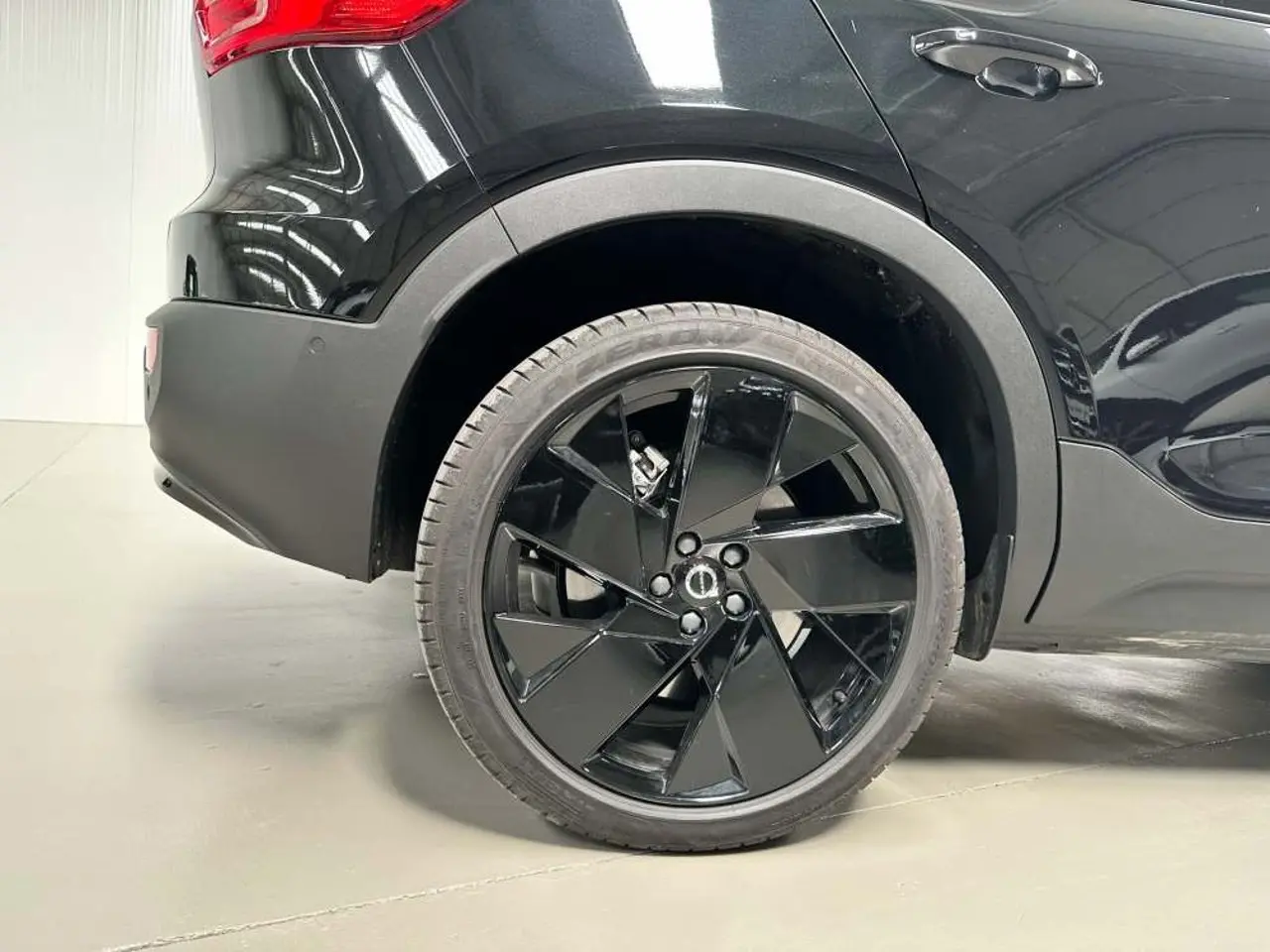 https://cdn.autoq.gr/websites/stock-center.gr/images/vehicles/volvo-xc40-5-hronia-eggyisi-eh40-plus-dark-edition-awd-mayro-2024/img_5310.jpg